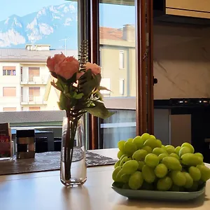 https://casa-lariana.it-lombardy.com